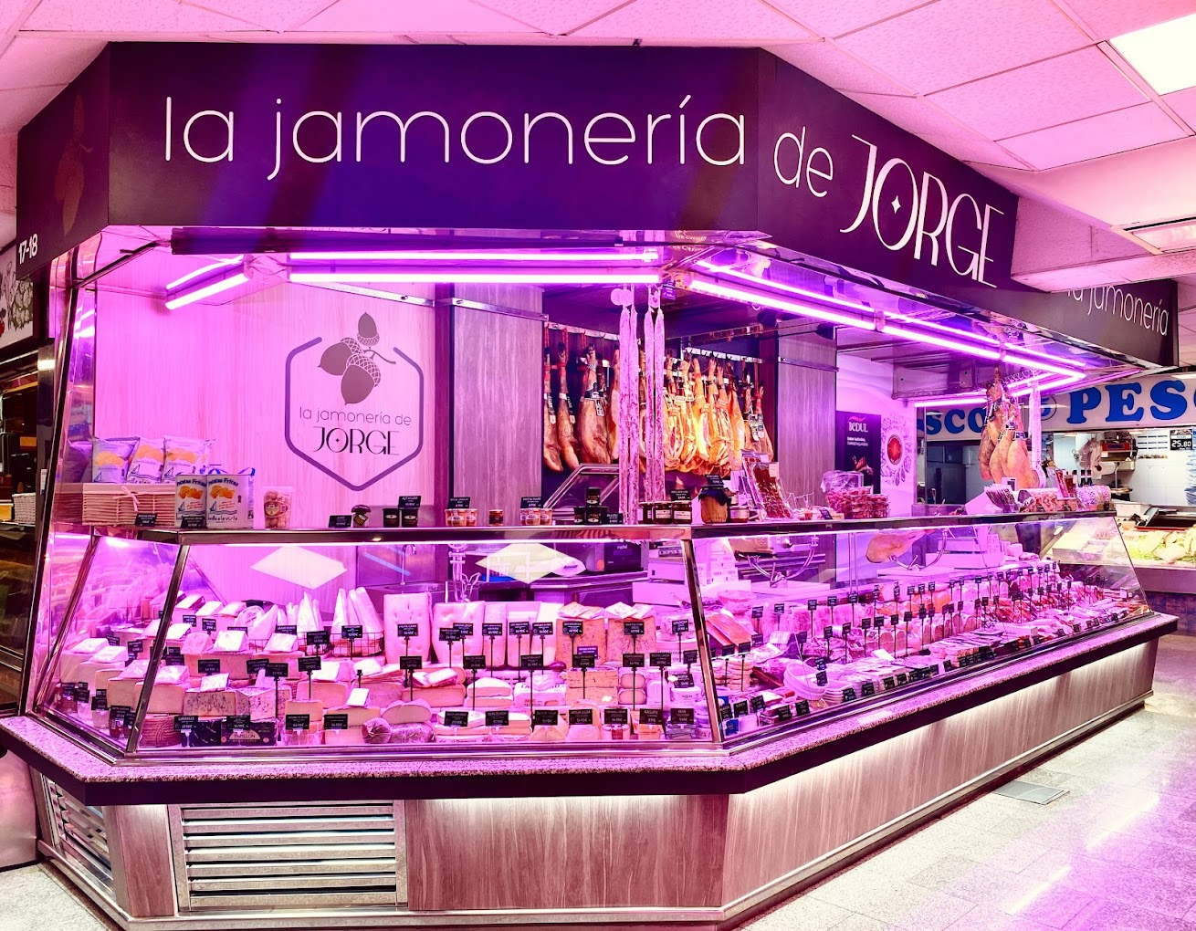 Interior de la jamonería en Chamartín